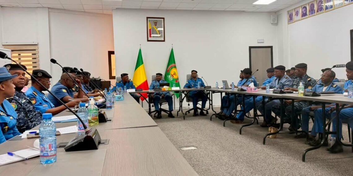Directeur général des Douanes maliennes Cheickna Amala Diallo lors d’une rencontre avec le personnel