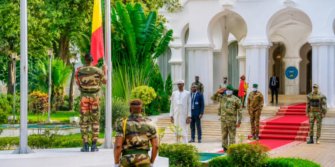 Le Président Assimi Goïta préside la cérémonie mensuelle de montée des couleurs au palais de Koulouba