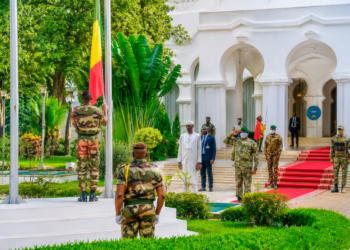 Le Président Assimi Goïta préside la cérémonie mensuelle de montée des couleurs au palais de Koulouba