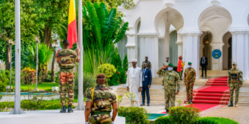 Le Président Assimi Goïta préside la cérémonie mensuelle de montée des couleurs au palais de Koulouba