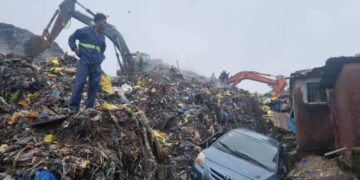Doumbouya sur le site de l’éboulement meurtrier de Dar-es-Salam​
