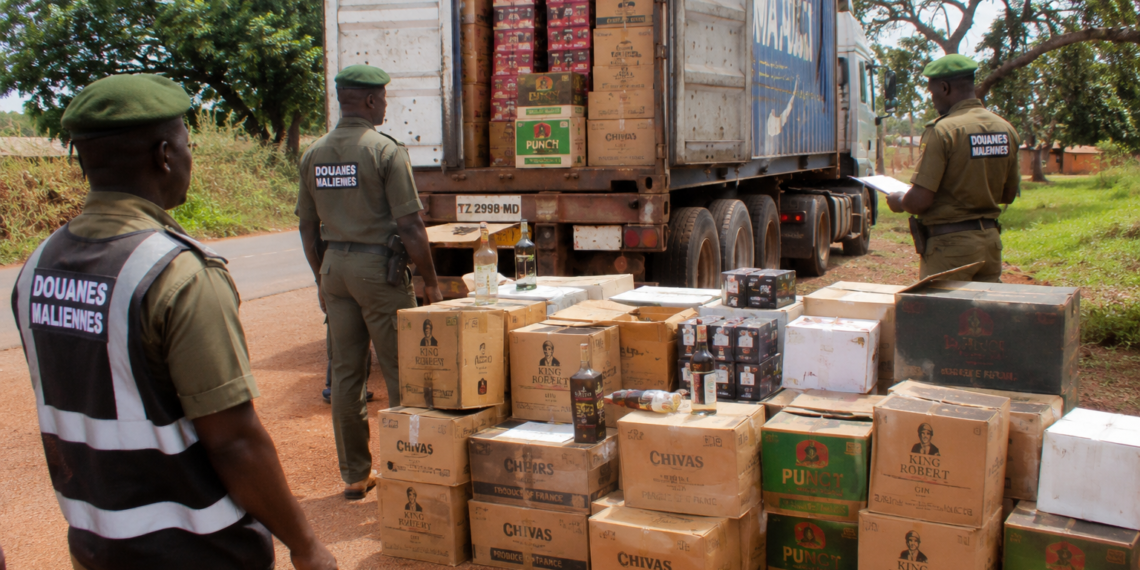 La Douane malienne saisit 150 cartons de boissons alcoolisées frelatées sur l’axe Zégoua-Sikasso. Le chauffeur et le camion ont été conduits à la Direction régionale.