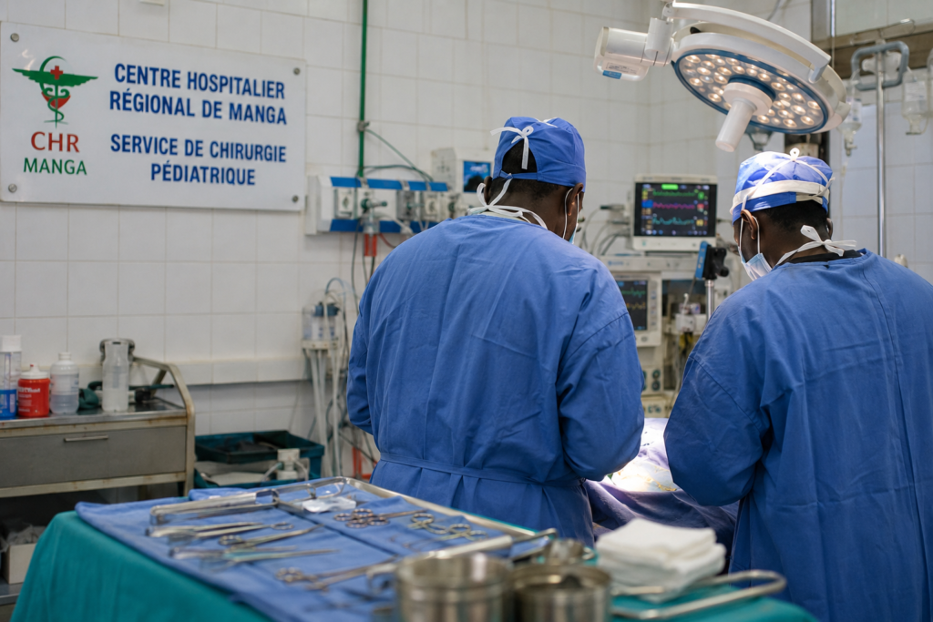 Au Burkina Faso, une fillette de 15 mois a avalé une pièce métallique. Opérée au CHR de Manga, elle a été prise en charge avec succès. Découvrez les faits.