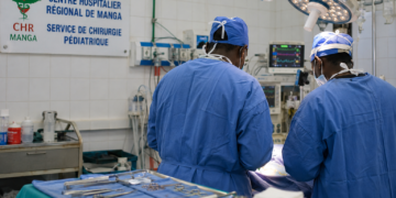Au Burkina Faso, une fillette de 15 mois a avalé une pièce métallique. Opérée au CHR de Manga, elle a été prise en charge avec succès. Découvrez les faits.