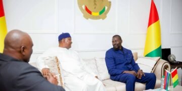 Guinée et Gambie renforcent leur coopération et la protection de leurs ressortissants. Découvrez les principaux engagements de Doumbouya et Barrow.