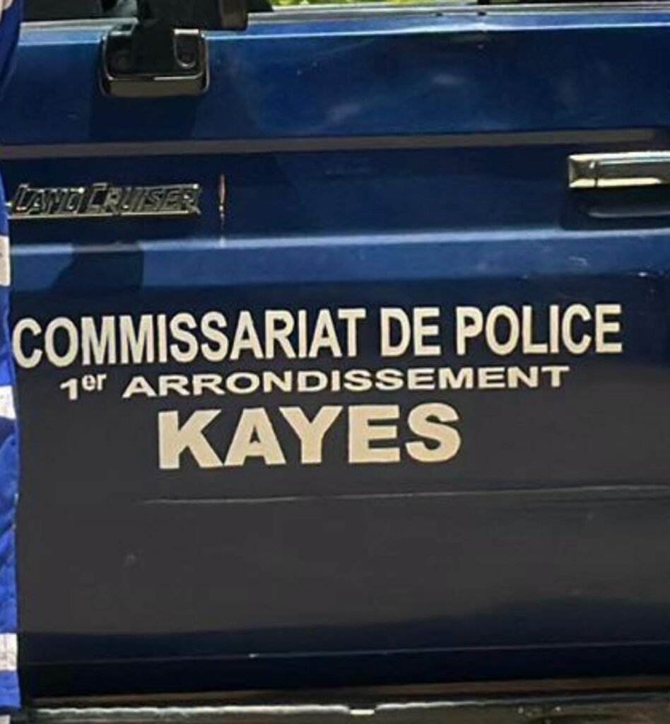 À Kayes, la Police interpelle huit suspects et identifie 53 victimes dans une affaire d’escroquerie et de trafic de personnes. Découvrez les faits.
