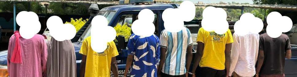 À Kayes, la Police interpelle huit suspects et identifie 53 victimes dans une affaire d’escroquerie et de trafic de personnes. Découvrez les faits.