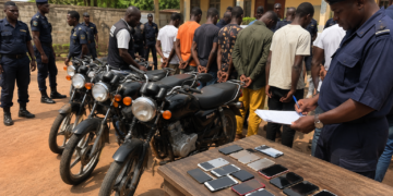 À Bamako, huit suspects ont été interpellés pour vol et recel de motos et téléphones. Découvrez les détails de l’opération menée à Sogoniko.