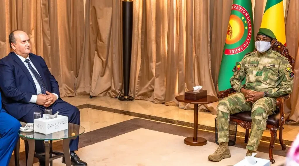 COOPERATION BILATERALE : le Président de la Transition accorde une audience au Premier ministre algérien Sifi GHRIEB​
