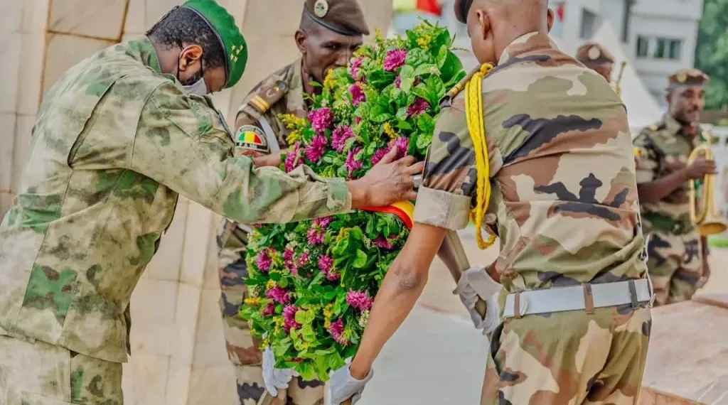 COMMÉMORATION DU 22 SEPTEMBRE : Le Président de la Transition dépose une gerbe de fleurs au Monument de l’indépendance​