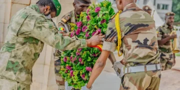 COMMÉMORATION DU 22 SEPTEMBRE : Le Président de la Transition dépose une gerbe de fleurs au Monument de l’indépendance​