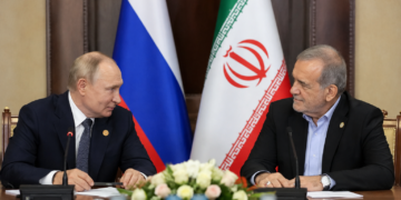 Poutine et Pezeshkian affichent leur rapprochement et veulent renforcer les liens entre la Russie et l’Iran face aux tensions avec Washington. Découvrez.