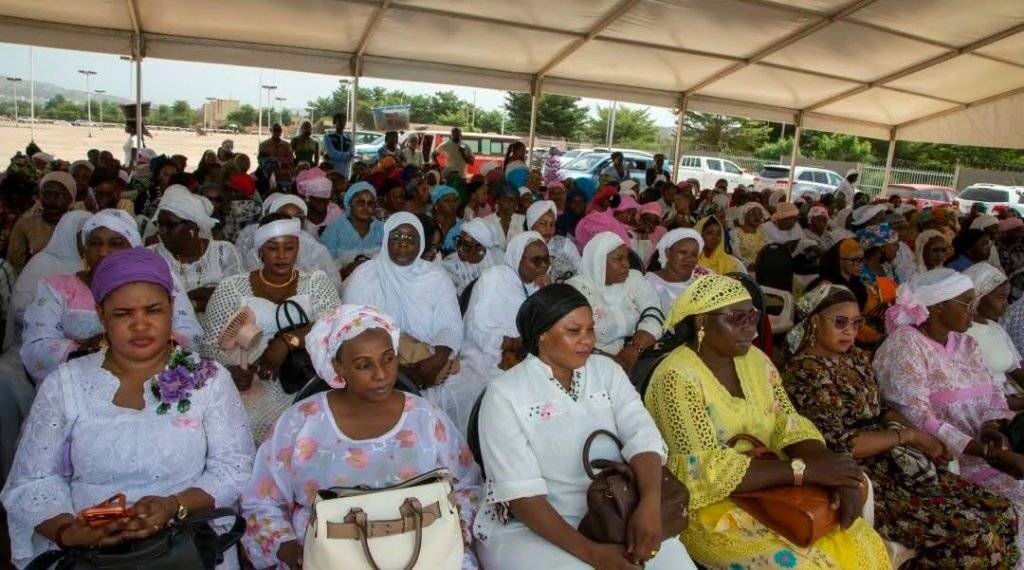 Mois de la Solidarité et de la lutte contre l’exclusion : La ministre Assa Badiallo TOURE et les femmes des OPS aux côtés de 220 personnes vulnérables​