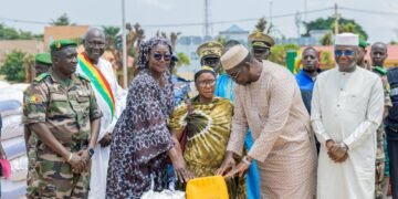 Mois de la Solidarité et de la lutte contre l’Exclusion : Les œuvres sociales du Président font don de 400 kits alimentaires aux veuves des camps militaires de Bamako et de Kati​
