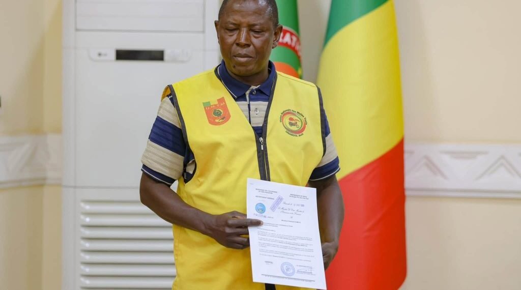 Fonds de Soutien à la Transition : Le conducteur de mototaxi Dramane KAMIYA remet sa contribution au Premier ministre Abdoulaye MAÏGA