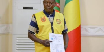 Fonds de Soutien à la Transition : Le conducteur de mototaxi Dramane KAMIYA remet sa contribution au Premier ministre Abdoulaye MAÏGA​