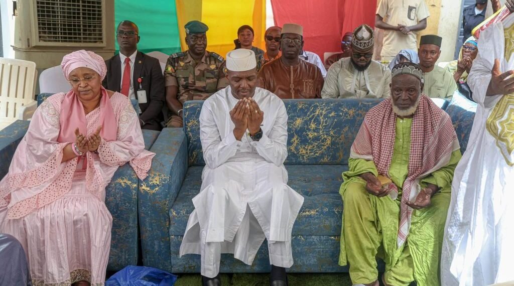 31ème Édition du Mois de la Solidarité et de la Lutte contre L’exclusion : Le Premier ministre Abdoulaye MAÏGA rend visite au Doyen Diomakan KONATE (109 ans)​