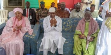 31ème Édition du Mois de la Solidarité et de la Lutte contre L’exclusion : Le Premier ministre Abdoulaye MAÏGA rend visite au Doyen Diomakan KONATE (109 ans)​