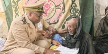 31ème Edition du mois de la solidarité à Tombouctou : Le Gouverneur Bakoun KANTE rend visite à deux doyens de sa région​